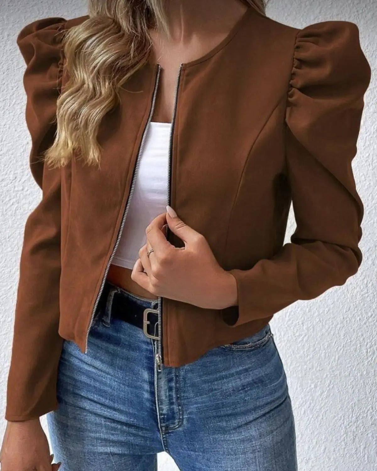 PILAR – CHAQUETA CON MANGAS ABULLONADAS
