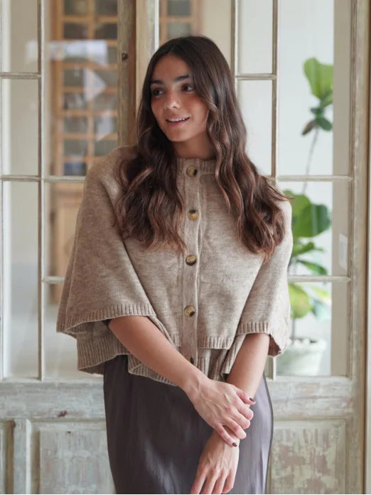 AMAYA - PONCHO DE PUNTO CON BOTONES